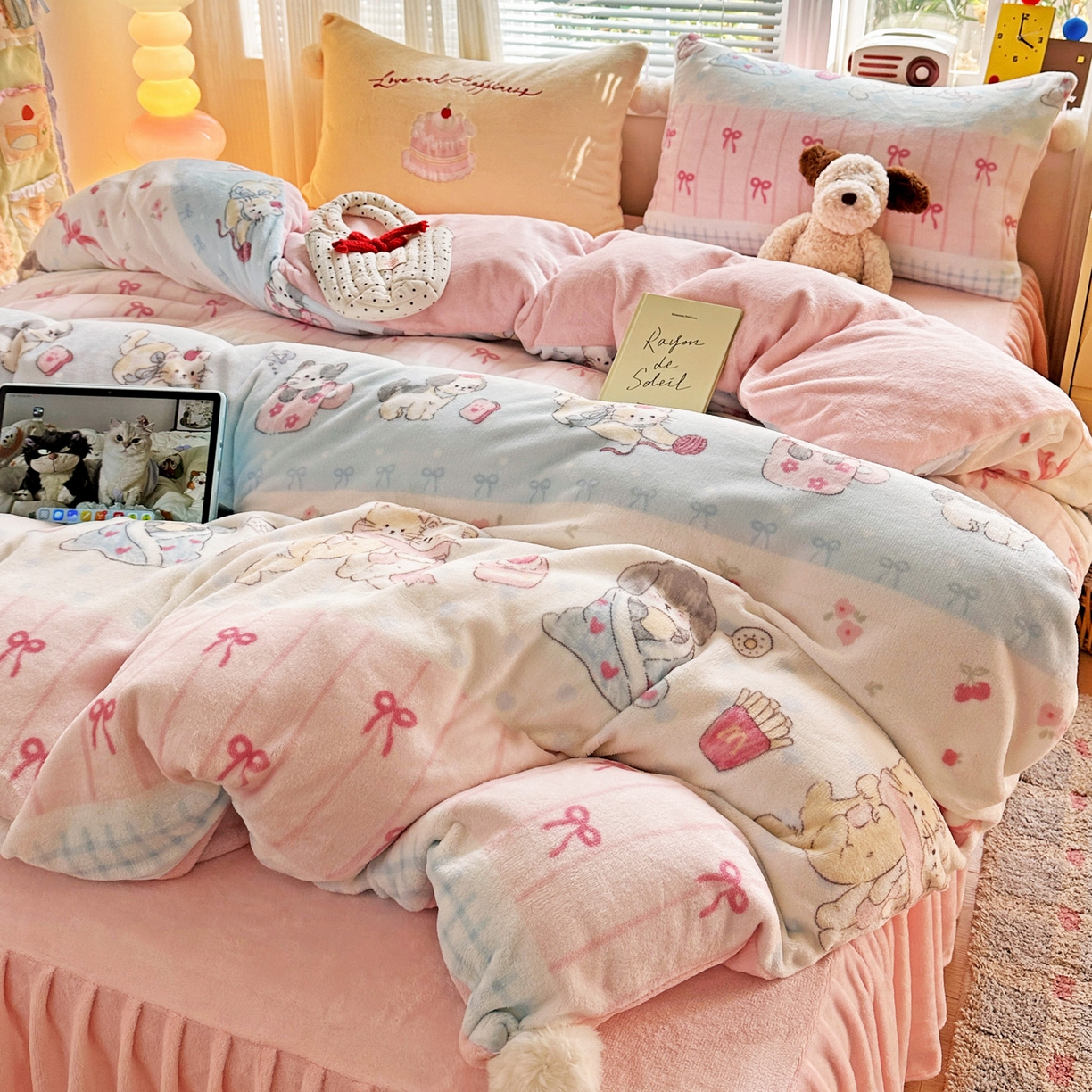 91家纺网 家纺一手货源 找家纺 麦朵家居 2025新款高克重毛球绣花四件套印花牛奶绒四件套高克重宝宝绒床裙款四件套牛奶绒床笠兔绒三件套 茶杯小猫