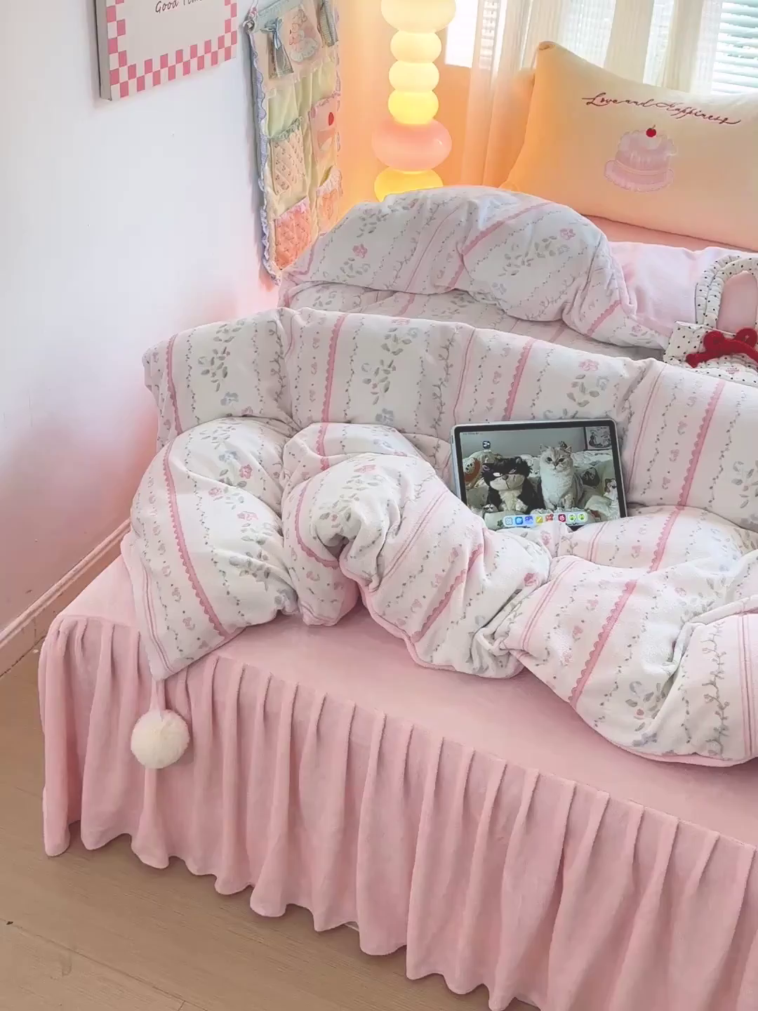 91家纺网 家纺一手货源 找家纺 麦朵家居 2025新款高克重毛球绣花四件套印花牛奶绒四件套高克重宝宝绒床裙款四件套牛奶绒床笠兔绒三件套 曼琳粉