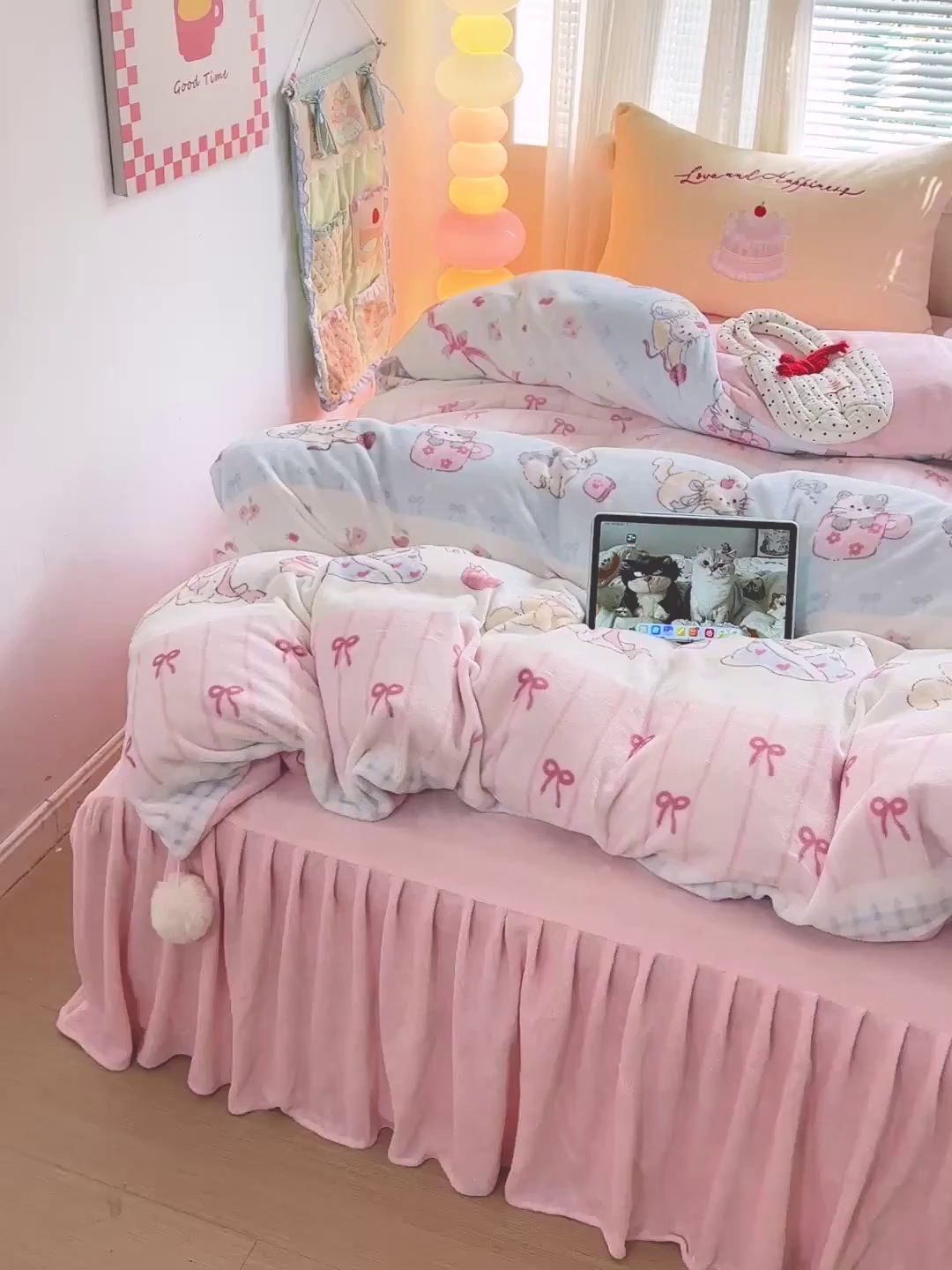 91家纺网 家纺一手货源 找家纺 麦朵家居 2025新款高克重毛球绣花四件套印花牛奶绒四件套高克重宝宝绒床裙款四件套牛奶绒床笠兔绒三件套 茶杯小猫