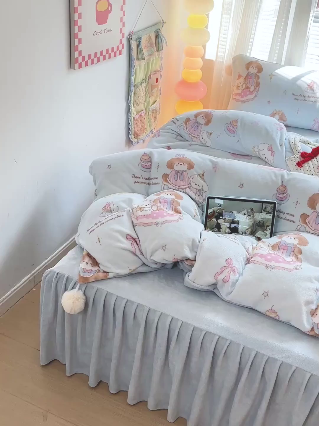 91家纺网 家纺一手货源 找家纺 麦朵家居 2025新款高克重毛球绣花四件套印花牛奶绒四件套高克重宝宝绒床裙款四件套牛奶绒床笠兔绒三件套 蛋糕小狗