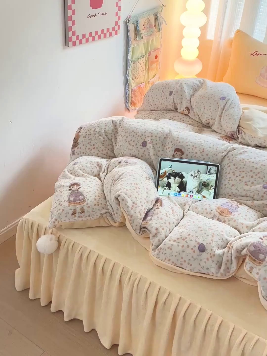 91家纺网 家纺一手货源 找家纺 麦朵家居 2025新款高克重毛球绣花四件套印花牛奶绒四件套高克重宝宝绒床裙款四件套牛奶绒床笠兔绒三件套 可爱女孩