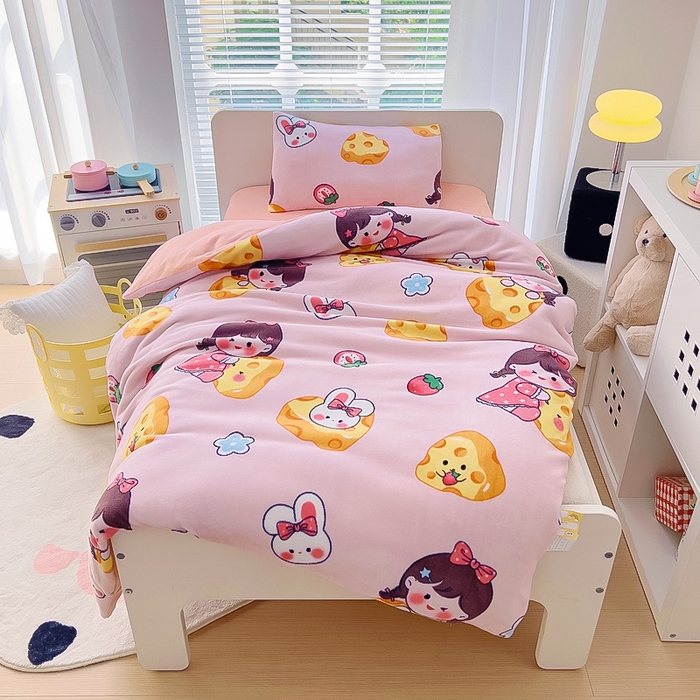 91家纺网 家纺一手货源 找家纺 鱼宝 2025新款牛奶绒可拆卸被套被芯幼儿园被子 奶酪