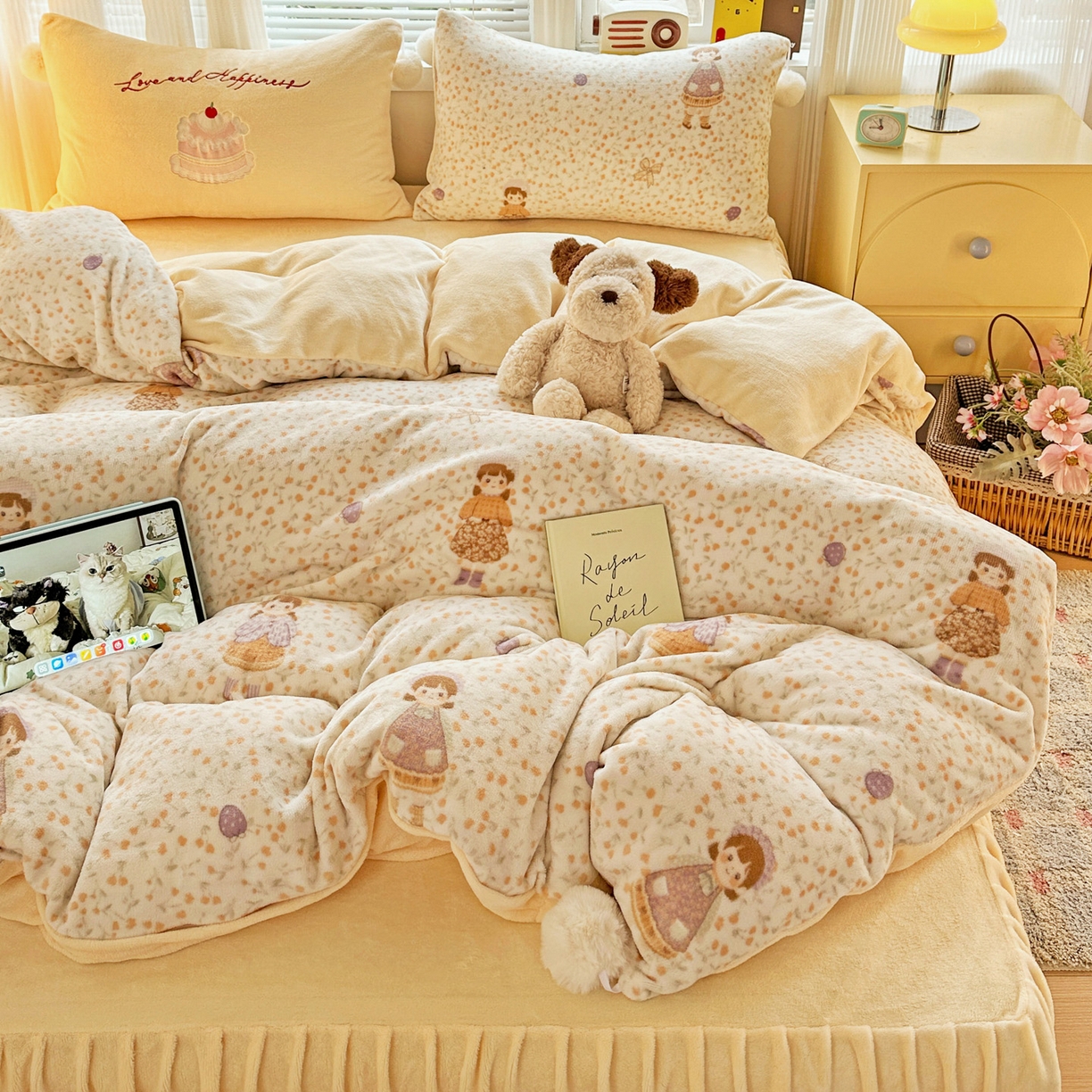 91家纺网 家纺一手货源 找家纺 麦朵家居 2025新款高克重毛球绣花四件套印花牛奶绒四件套高克重宝宝绒床裙款四件套牛奶绒床笠兔绒三件套 可爱女孩