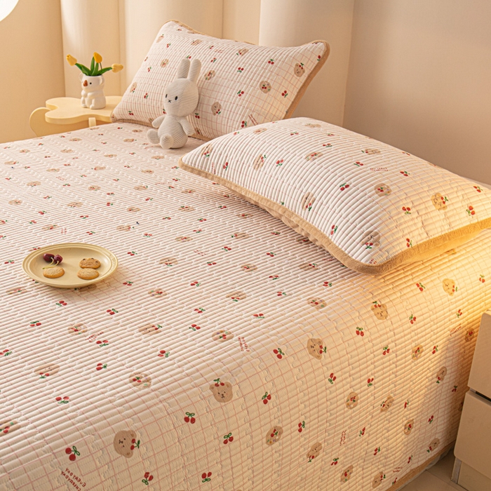 91家纺网 家纺一手货源 找家纺 恒尚居 2025新款全棉牛奶绒床盖四季可用纯棉夹棉床单床褥垫三件套-秋冬款系列三 樱桃小熊【A纯棉-B牛奶绒】