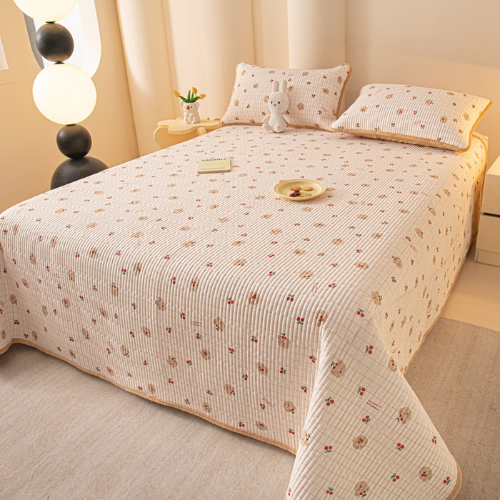 91家纺网 家纺一手货源 找家纺 恒尚居 2025新款全棉牛奶绒床盖四季可用纯棉夹棉床单床褥垫三件套-秋冬款系列三 樱桃小熊【A纯棉-B牛奶绒】