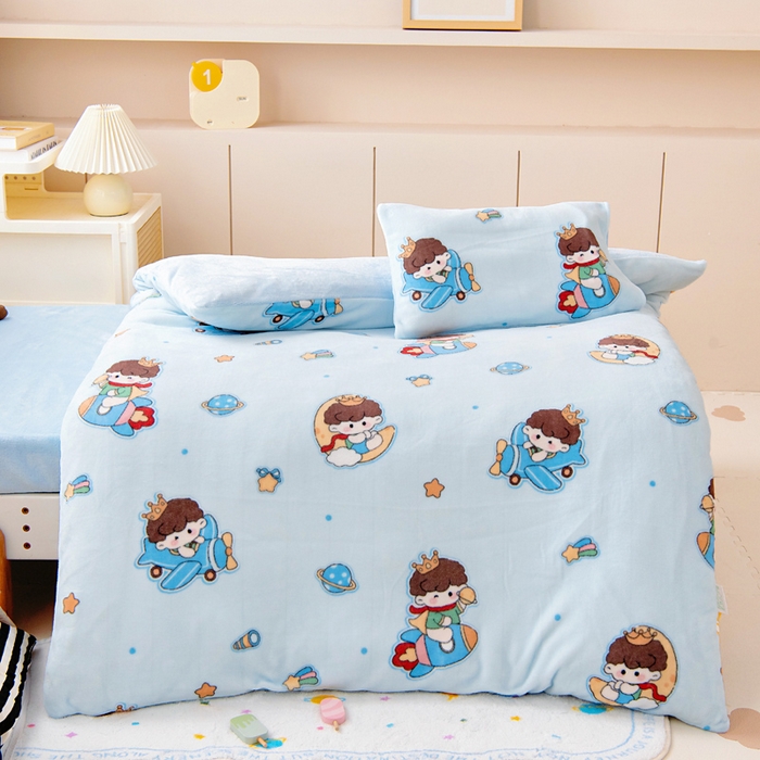 91家纺网 家纺一手货源 找家纺 鱼宝 2025新款牛奶绒可拆卸被套被芯幼儿园被子 小王子