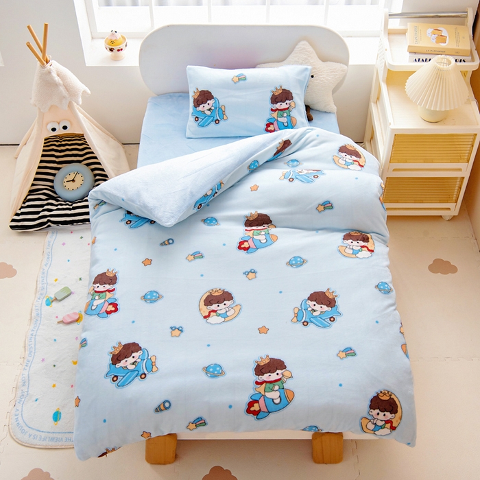 91家纺网 家纺一手货源 找家纺 鱼宝 2025新款牛奶绒可拆卸被套被芯幼儿园被子 小王子