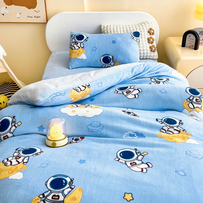 91家纺网 家纺一手货源 找家纺 鱼宝 2025新款牛奶绒可拆卸被套被芯幼儿园被子 月球宇航员