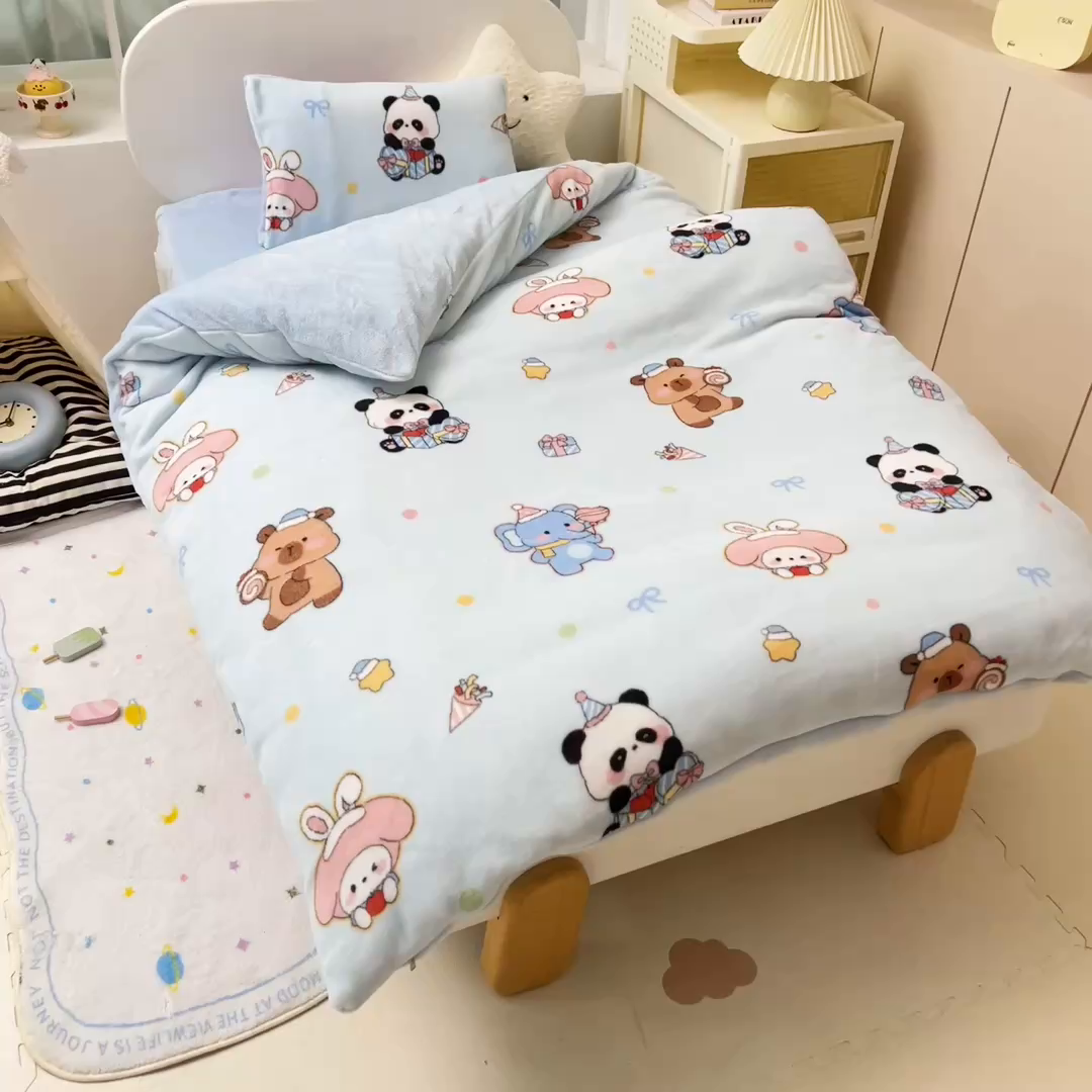 91家纺网 家纺一手货源 找家纺 鱼宝 2025新款小版牛奶绒幼儿园套件 卡卡乐园 蓝