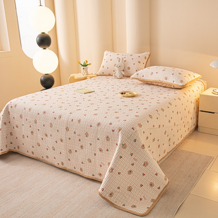 91家纺网 家纺一手货源 找家纺 恒尚居 2025新款全棉牛奶绒床盖四季可用纯棉夹棉床单床褥垫三件套-秋冬款系列三 樱桃小熊【A纯棉-B牛奶绒】