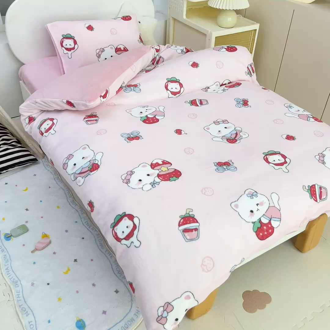 91家纺网 家纺一手货源 找家纺 鱼宝 2025新款小版牛奶绒幼儿园套件 草莓喵喵