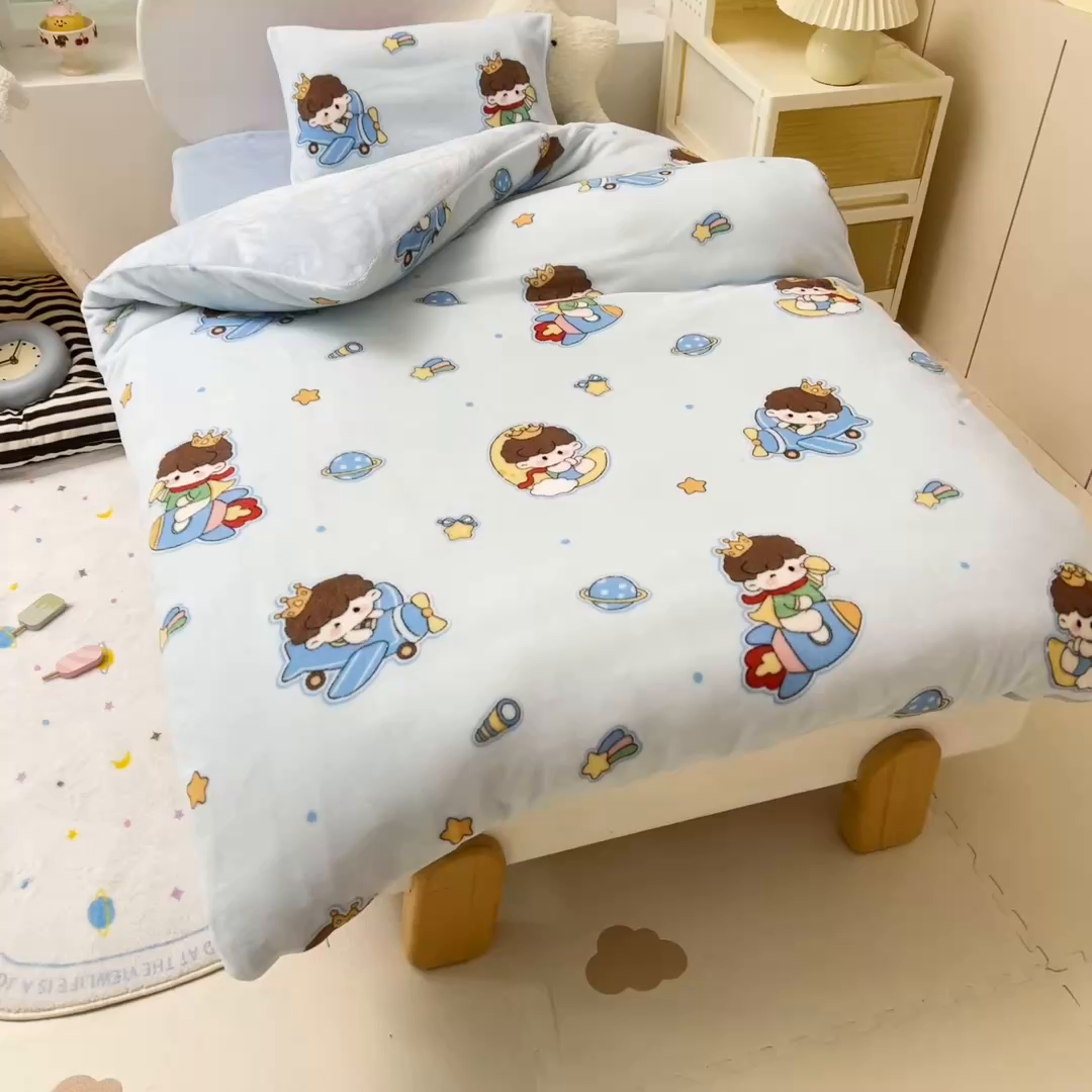 91家纺网 家纺一手货源 找家纺 鱼宝 2025新款小版牛奶绒幼儿园套件 小王子