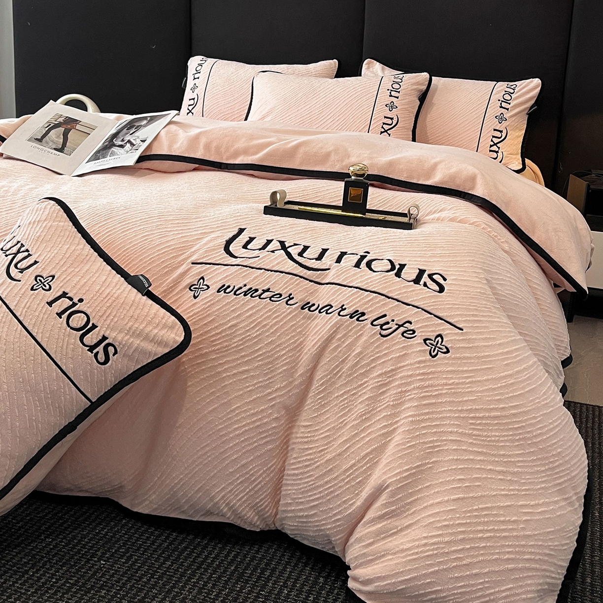 91家纺网 家纺一手货源 找家纺 （总）蓝邻家纺 2025新款雕花牛奶绒轻奢风刺绣四件套系列