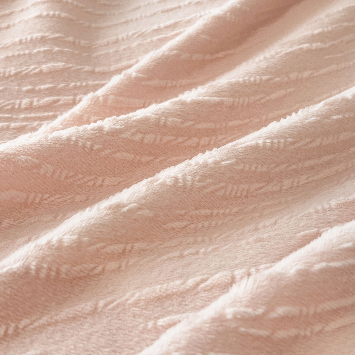 91家纺网 家纺一手货源 找家纺 （总）蓝邻家纺 2025新款雕花牛奶绒轻奢风刺绣四件套系列