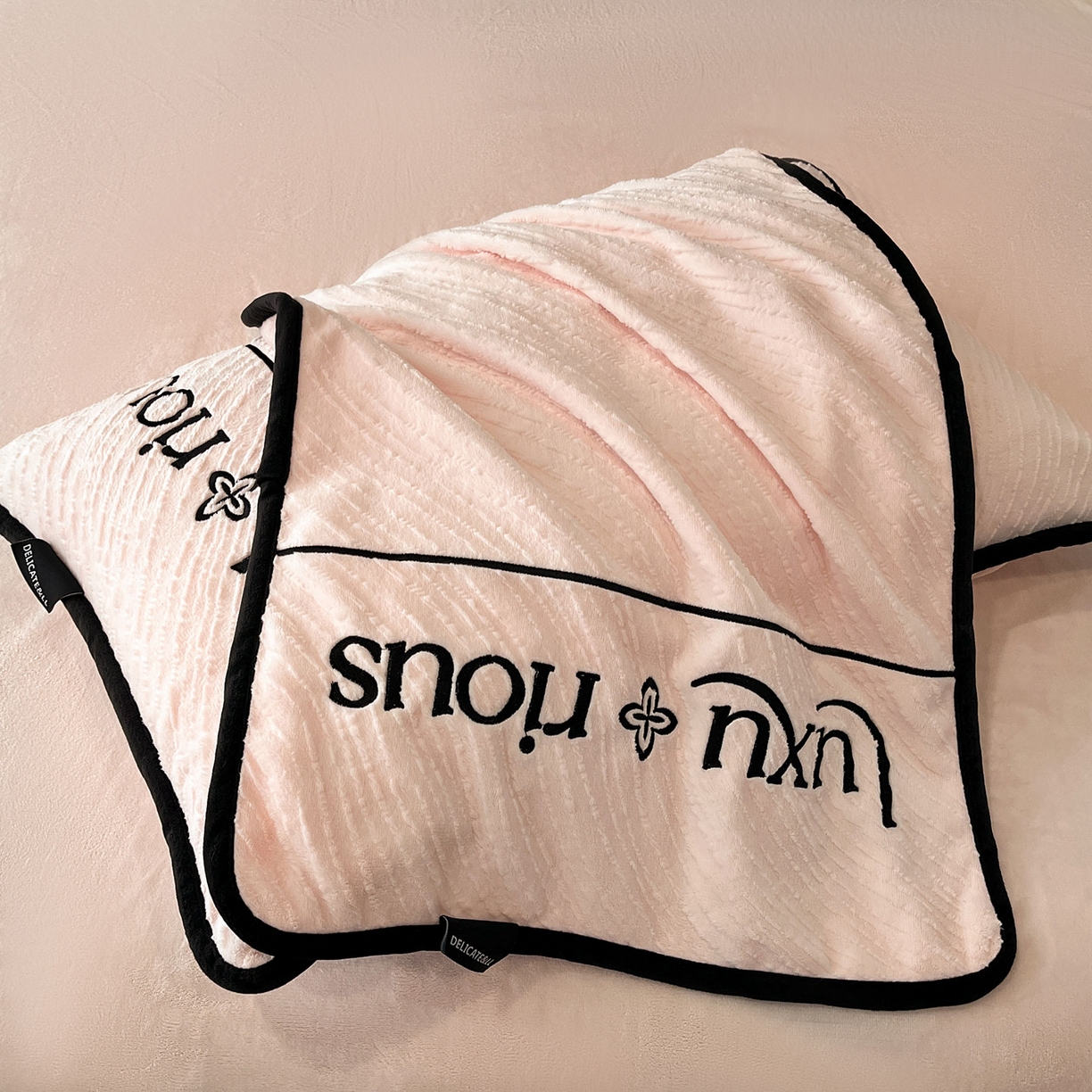 91家纺网 家纺一手货源 找家纺 （总）蓝邻家纺 2025新款雕花牛奶绒轻奢风刺绣四件套系列