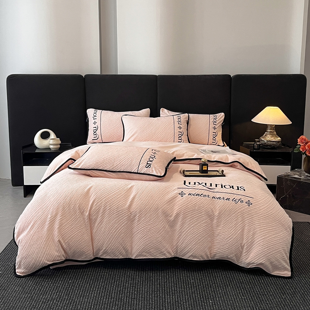 91家纺网 家纺一手货源 找家纺 （总）蓝邻家纺 2025新款雕花牛奶绒轻奢风刺绣四件套系列