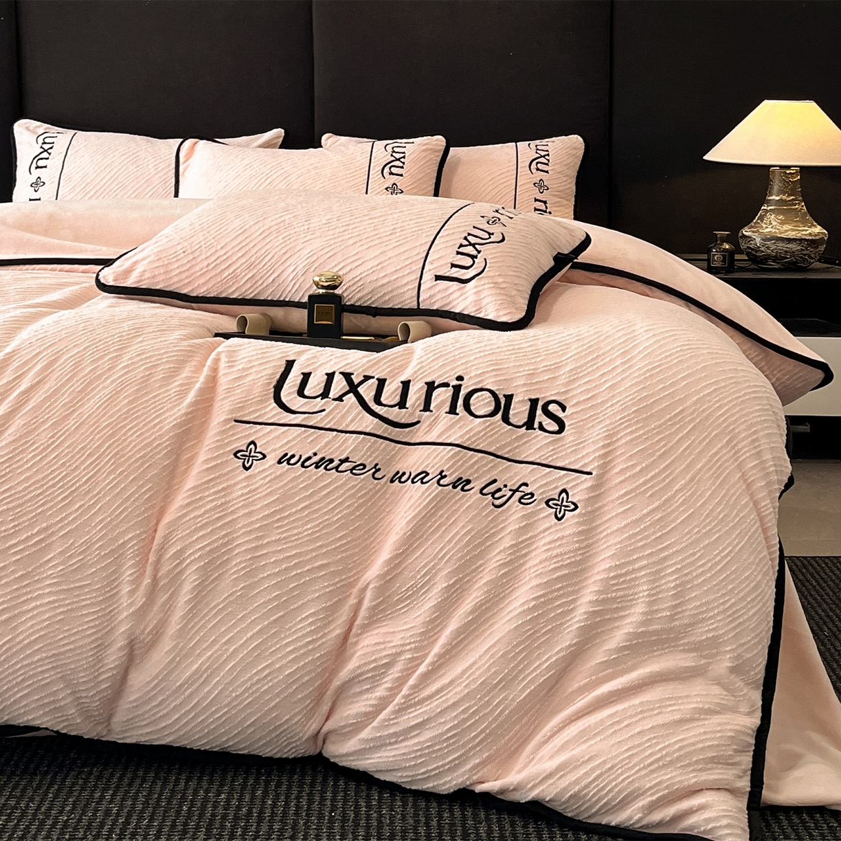 91家纺网 家纺一手货源 找家纺 （总）蓝邻家纺 2025新款雕花牛奶绒轻奢风刺绣四件套系列