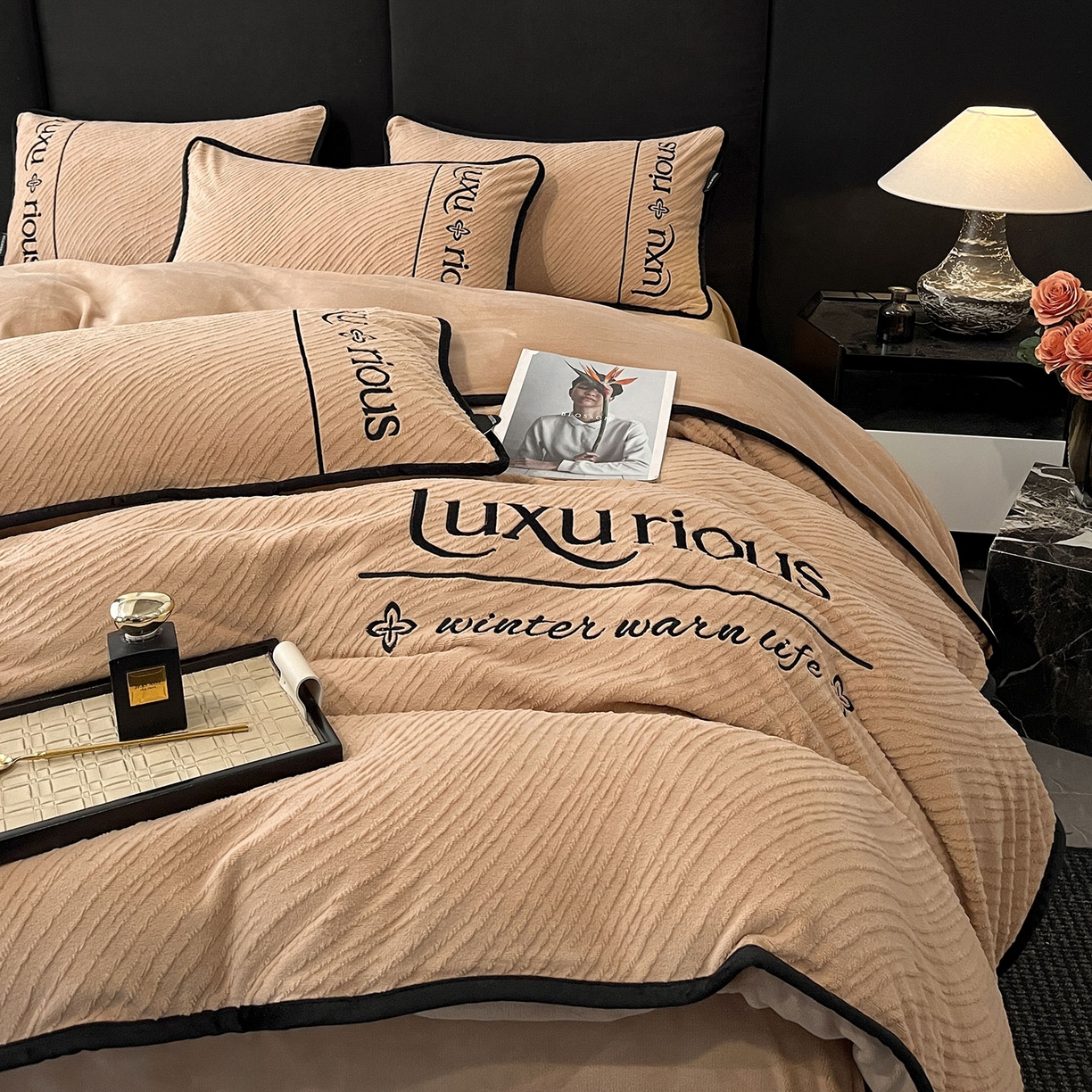 91家纺网 家纺一手货源 找家纺 （总）蓝邻家纺 2025新款雕花牛奶绒轻奢风刺绣四件套系列