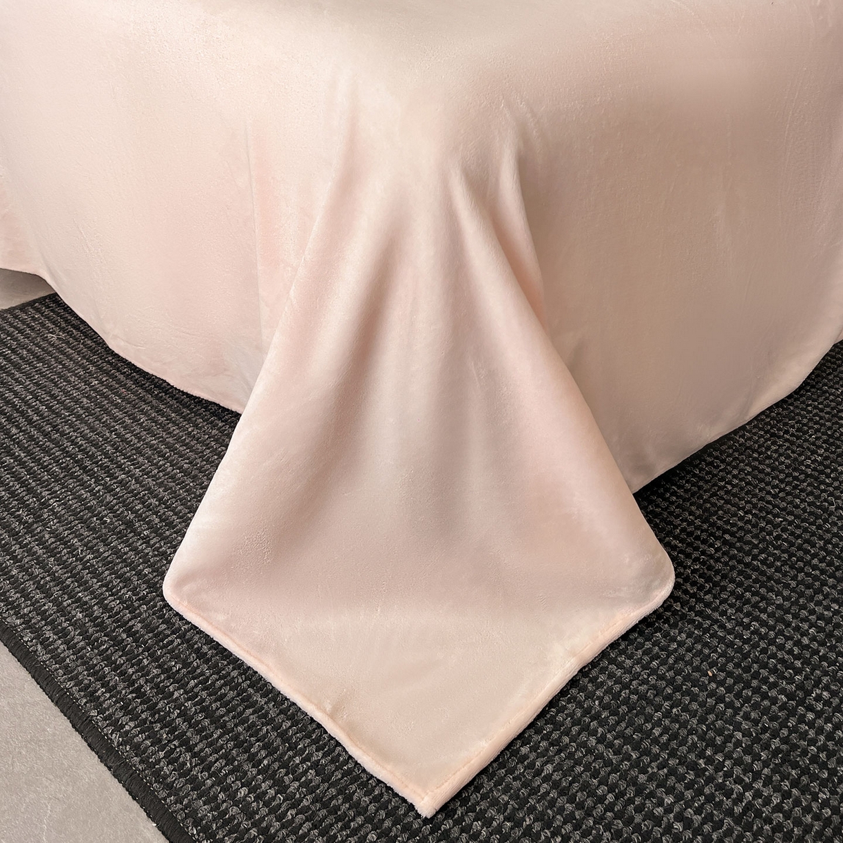 91家纺网 家纺一手货源 找家纺 （总）蓝邻家纺 2025新款雕花牛奶绒轻奢风刺绣四件套系列