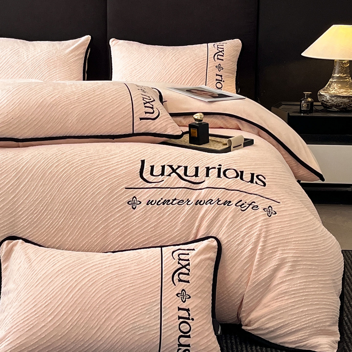 91家纺网 家纺一手货源 找家纺 （总）蓝邻家纺 2025新款雕花牛奶绒轻奢风刺绣四件套系列