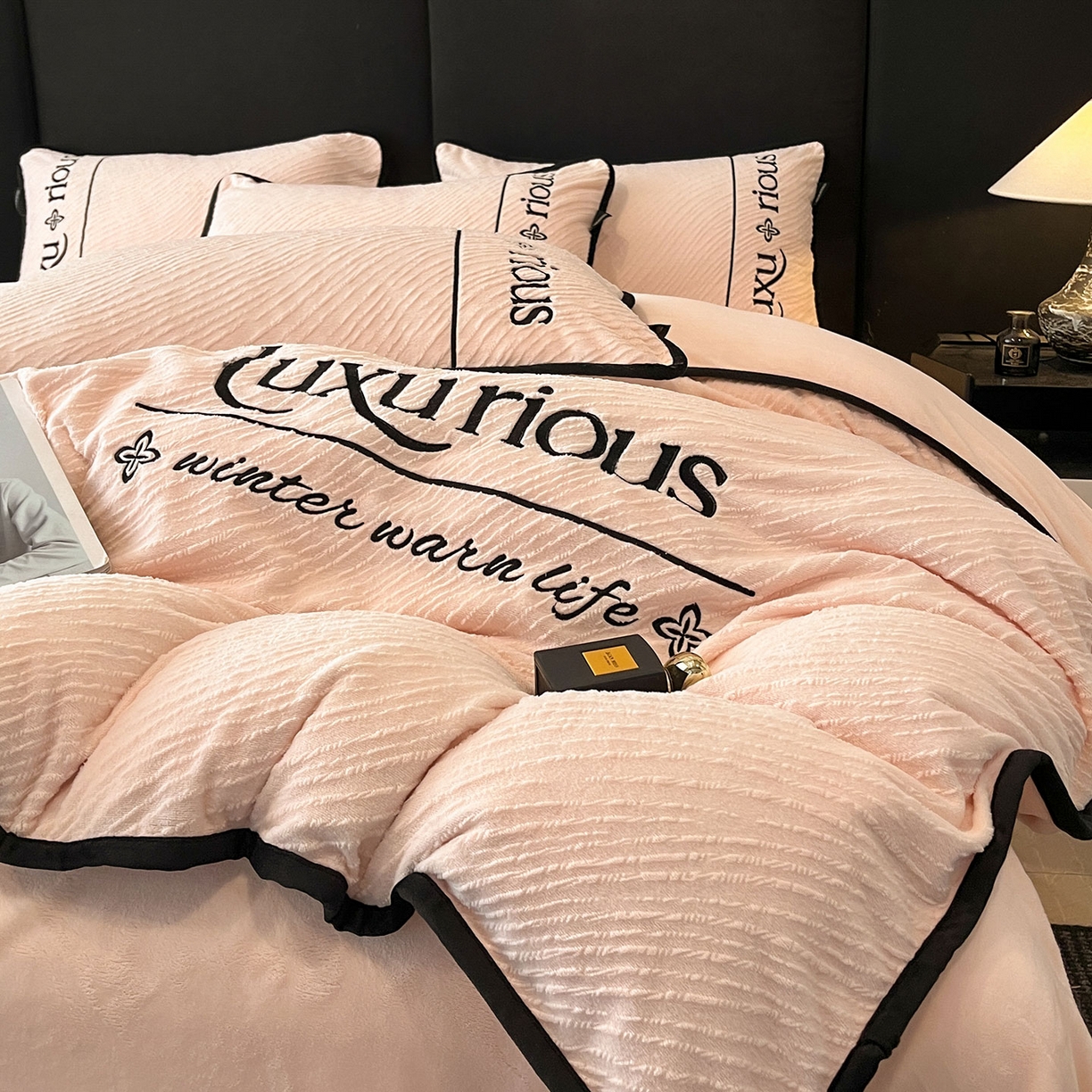 91家纺网 家纺一手货源 找家纺 （总）蓝邻家纺 2025新款雕花牛奶绒轻奢风刺绣四件套系列