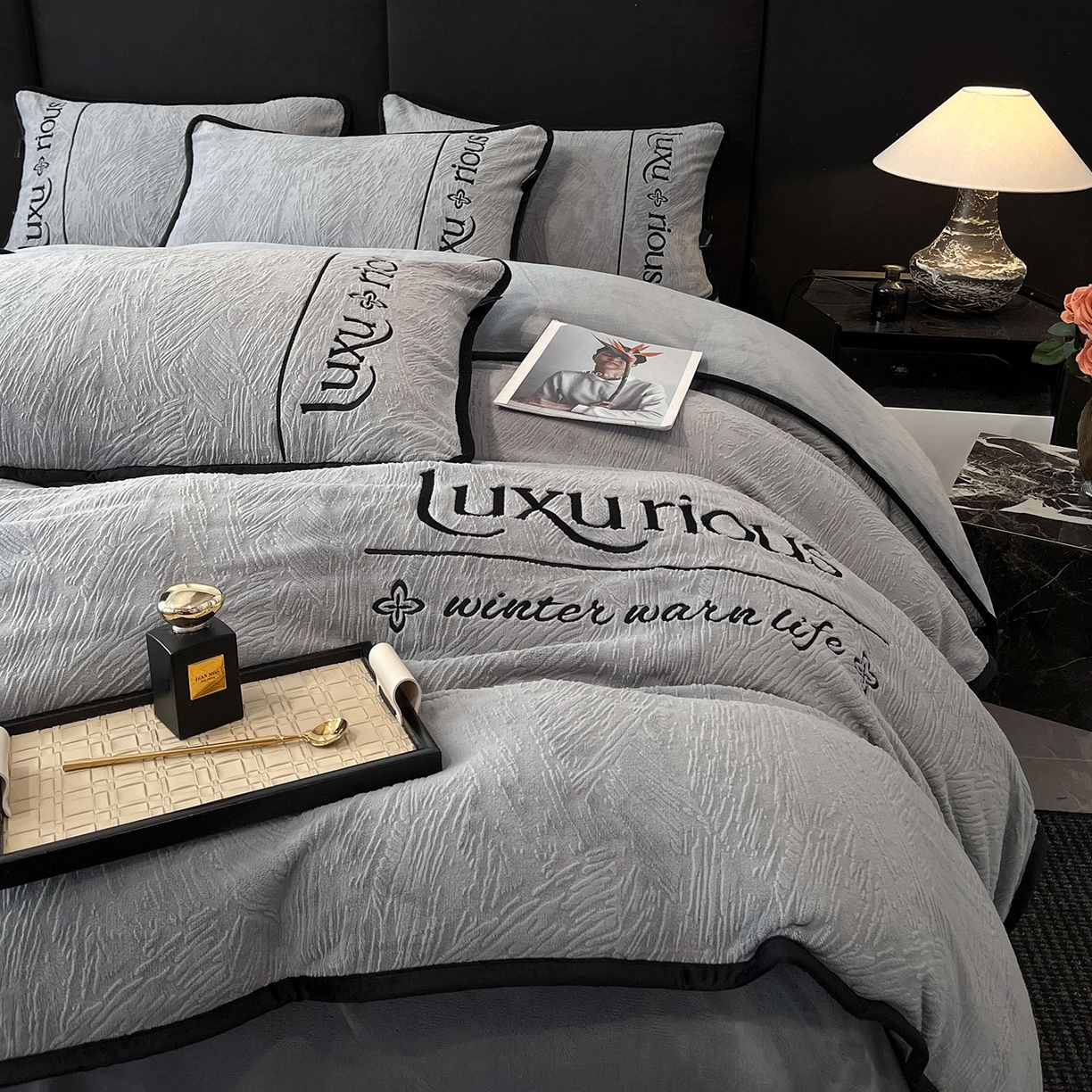 91家纺网 家纺一手货源 找家纺 （总）蓝邻家纺 2025新款雕花牛奶绒轻奢风刺绣四件套系列