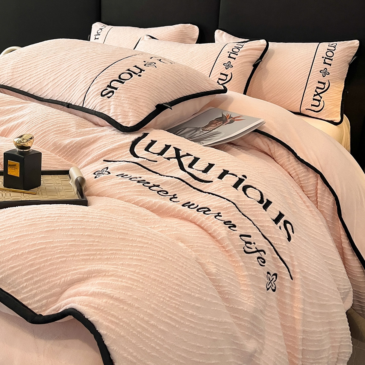 91家纺网 家纺一手货源 找家纺 （总）蓝邻家纺 2025新款雕花牛奶绒轻奢风刺绣四件套系列