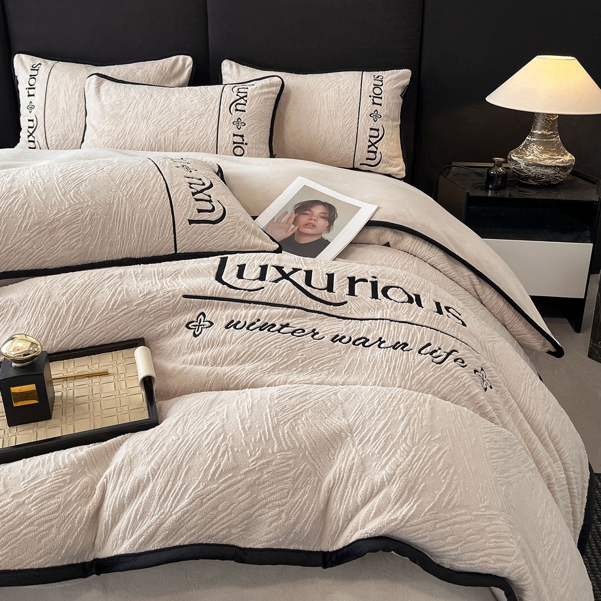 91家纺网 家纺一手货源 找家纺 （总）蓝邻家纺 2025新款雕花牛奶绒轻奢风刺绣四件套系列