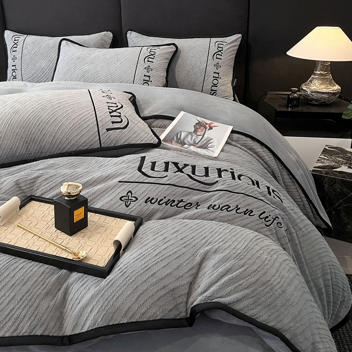 91家纺网 家纺一手货源 找家纺 （总）蓝邻家纺 2025新款雕花牛奶绒轻奢风刺绣四件套系列