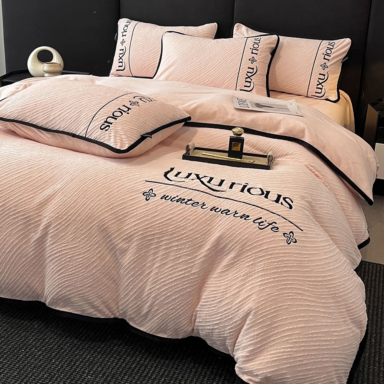 91家纺网 家纺一手货源 找家纺 （总）蓝邻家纺 2025新款雕花牛奶绒轻奢风刺绣四件套系列