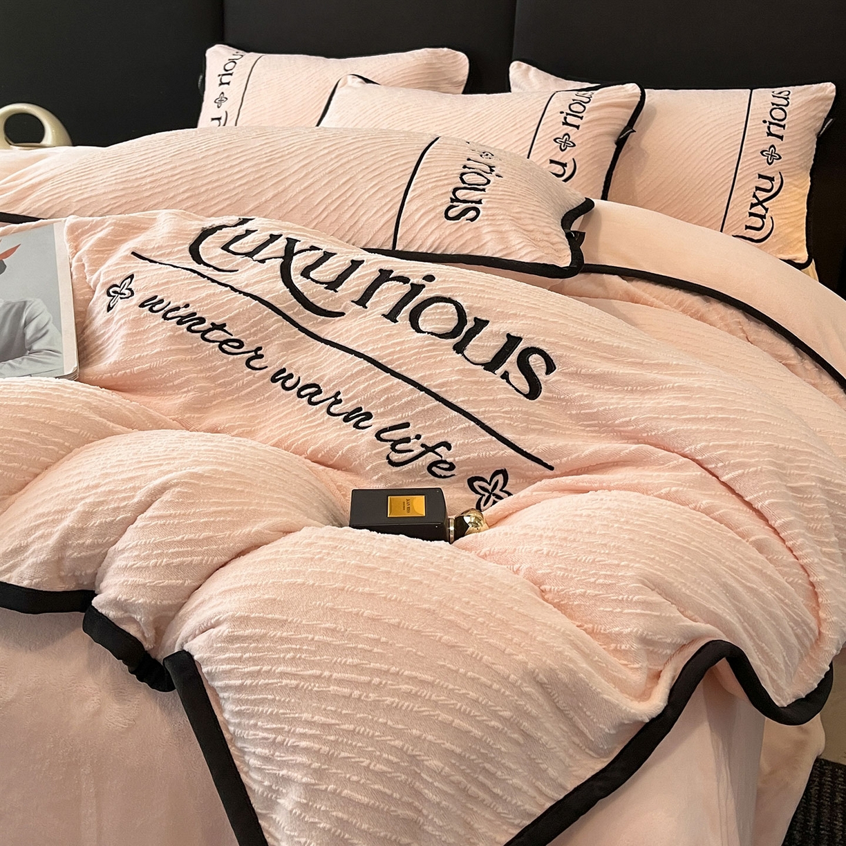 91家纺网 家纺一手货源 找家纺 （总）蓝邻家纺 2025新款雕花牛奶绒轻奢风刺绣四件套系列