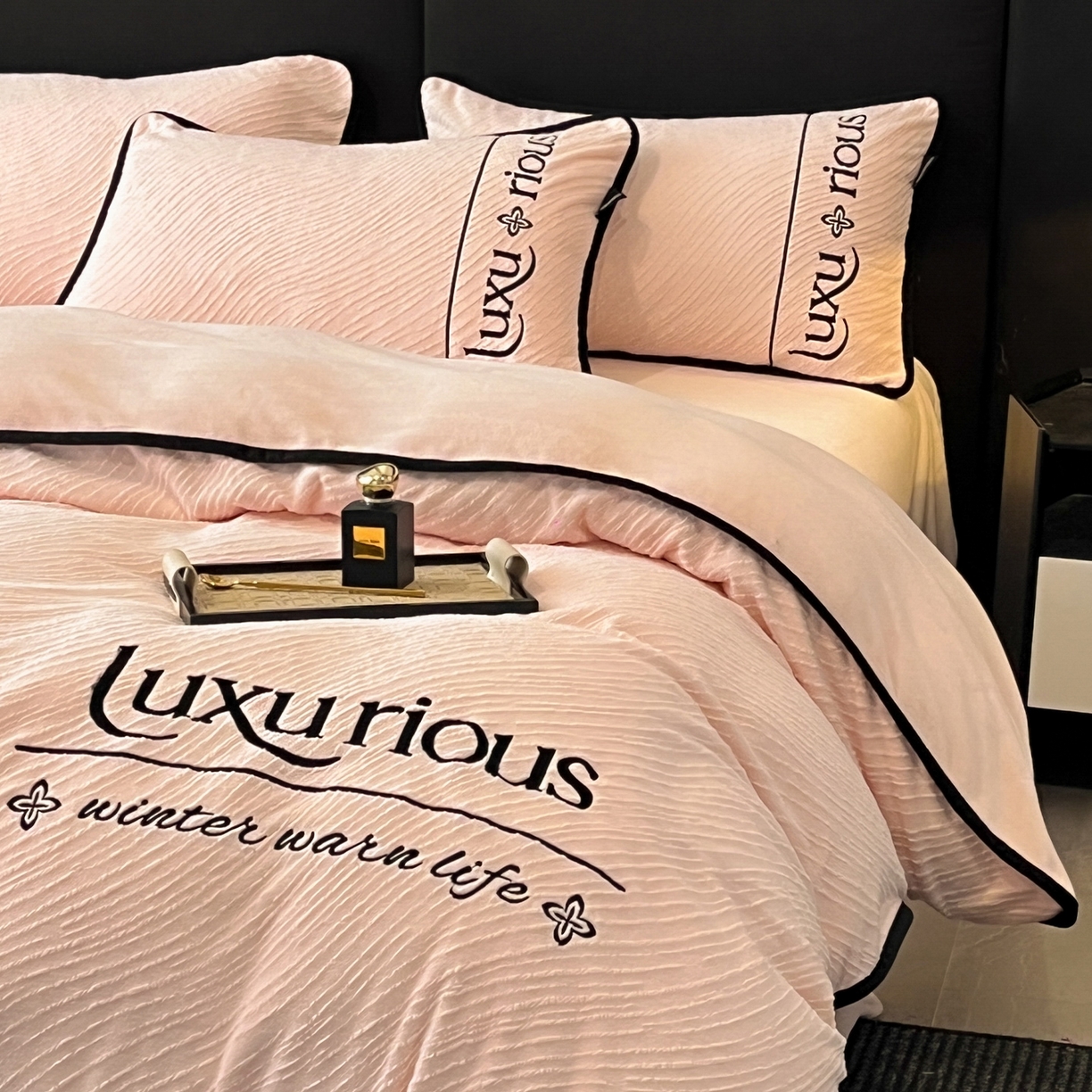 91家纺网 家纺一手货源 找家纺 （总）蓝邻家纺 2025新款雕花牛奶绒轻奢风刺绣四件套系列