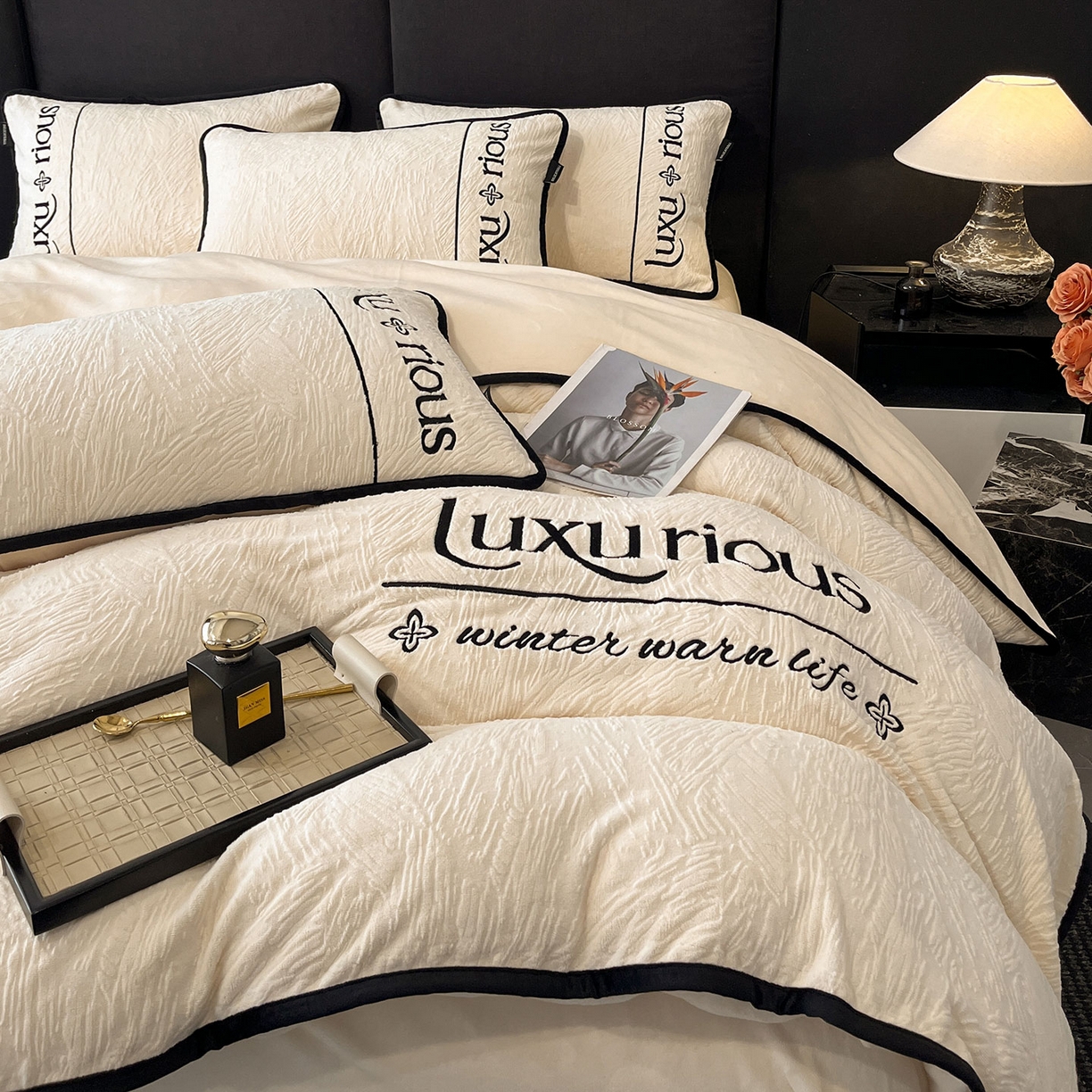 91家纺网 家纺一手货源 找家纺 （总）蓝邻家纺 2025新款雕花牛奶绒轻奢风刺绣四件套系列