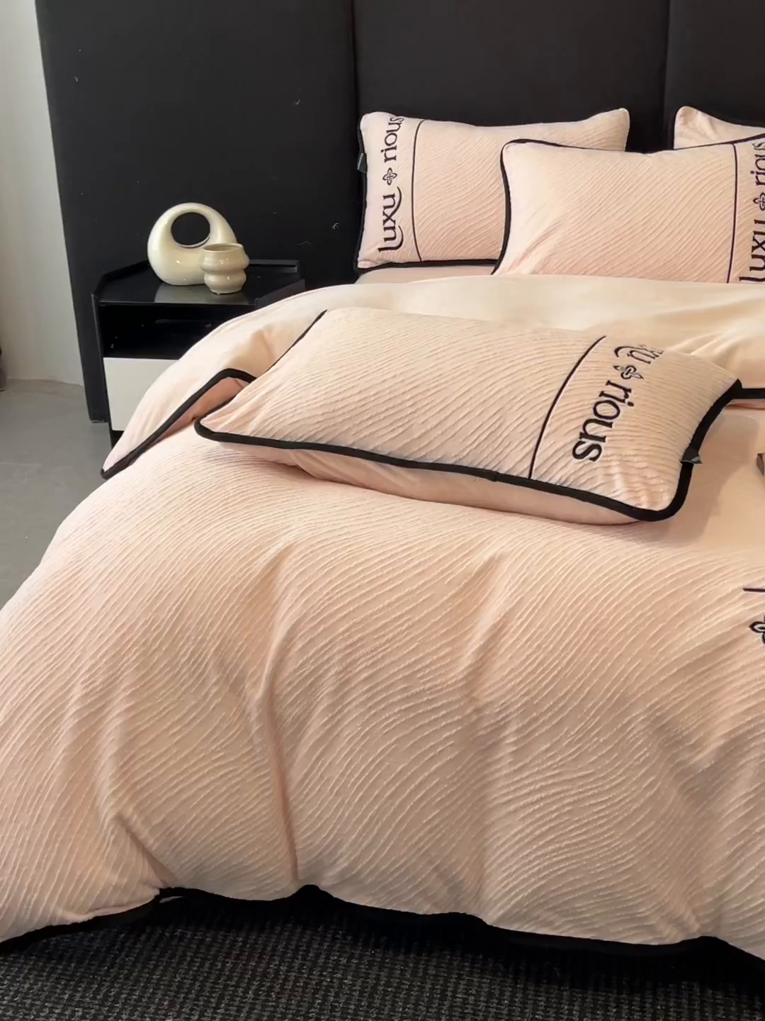 91家纺网 家纺一手货源 找家纺 （总）蓝邻家纺 2025新款雕花牛奶绒轻奢风刺绣四件套系列