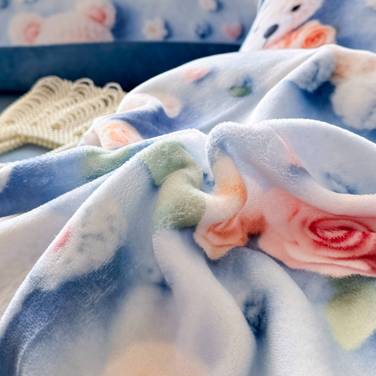 91家纺网 家纺一手货源 找家纺 馨语家居 2025新款直播热款高克重保暖卡通牛奶绒印花四件套 针织小熊