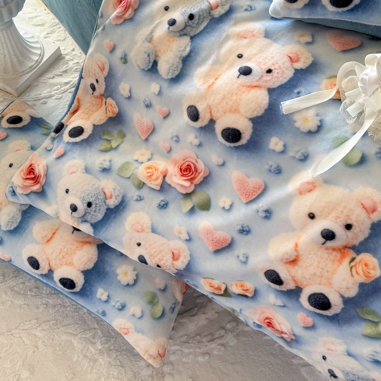 91家纺网 家纺一手货源 找家纺 馨语家居 2025新款直播热款高克重保暖卡通牛奶绒印花四件套 针织小熊