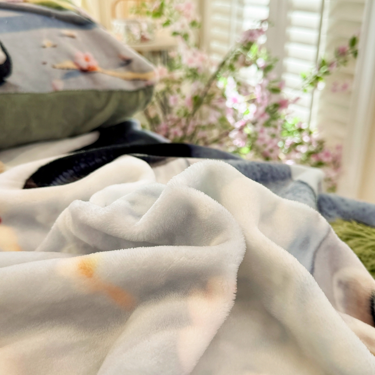 91家纺网 家纺一手货源 找家纺 馨语家居 2025新款直播热款高克重保暖卡通牛奶绒印花四件套 郊游哪吒