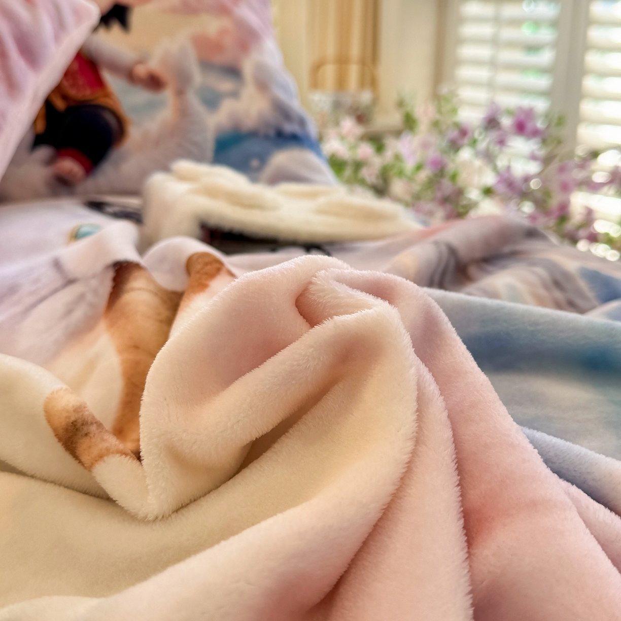 91家纺网 家纺一手货源 找家纺 馨语家居 2025新款直播热款高克重保暖卡通牛奶绒印花四件套 彩虹哪吒