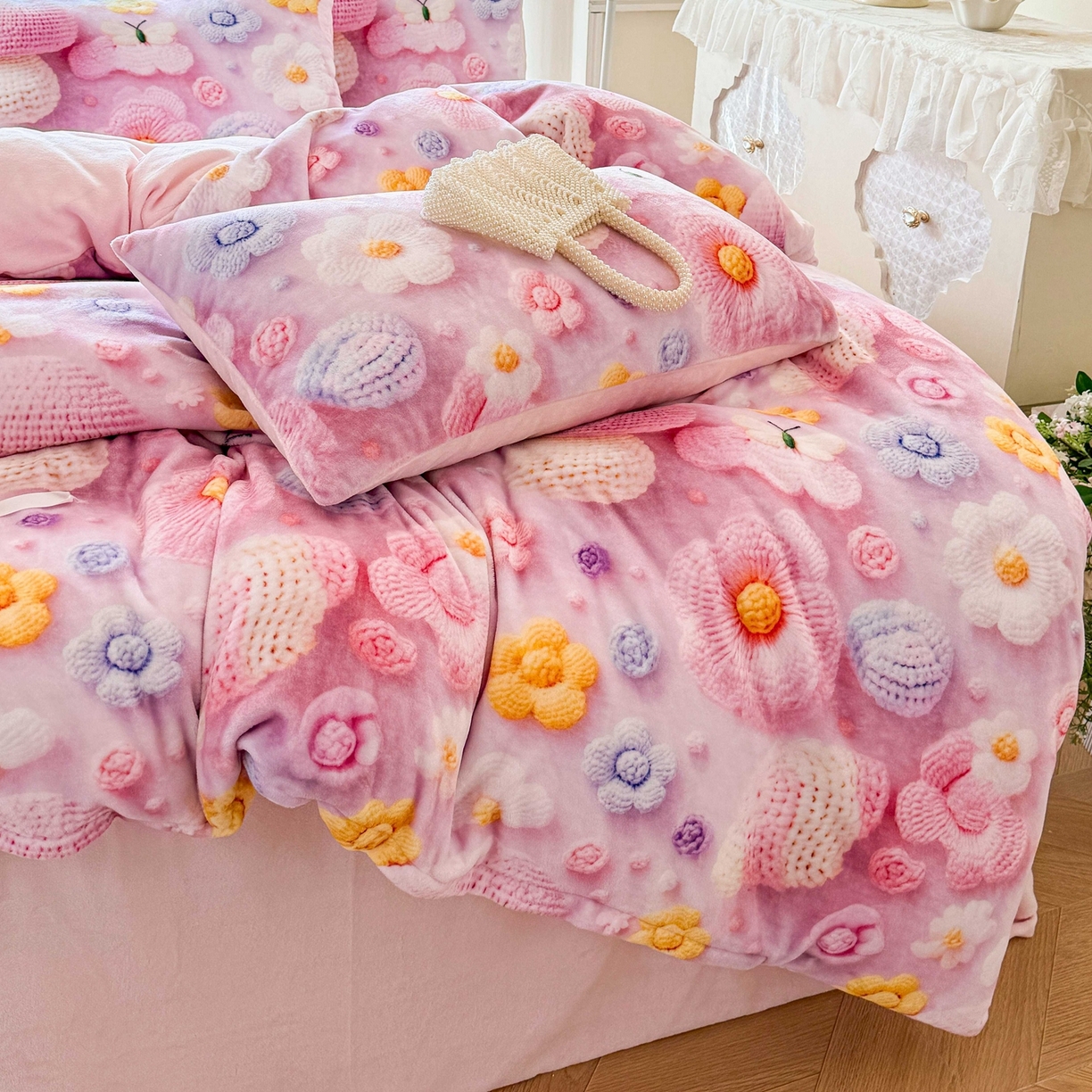 91家纺网 家纺一手货源 找家纺 馨语家居 2025新款直播热款高克重保暖卡通牛奶绒印花四件套 一路生花