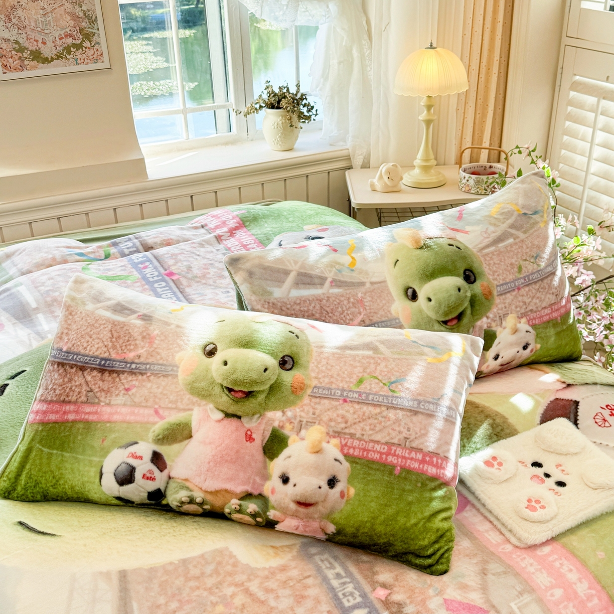 91家纺网 家纺一手货源 找家纺 馨语家居 2025新款直播热款高克重保暖卡通牛奶绒印花四件套 恐龙球队