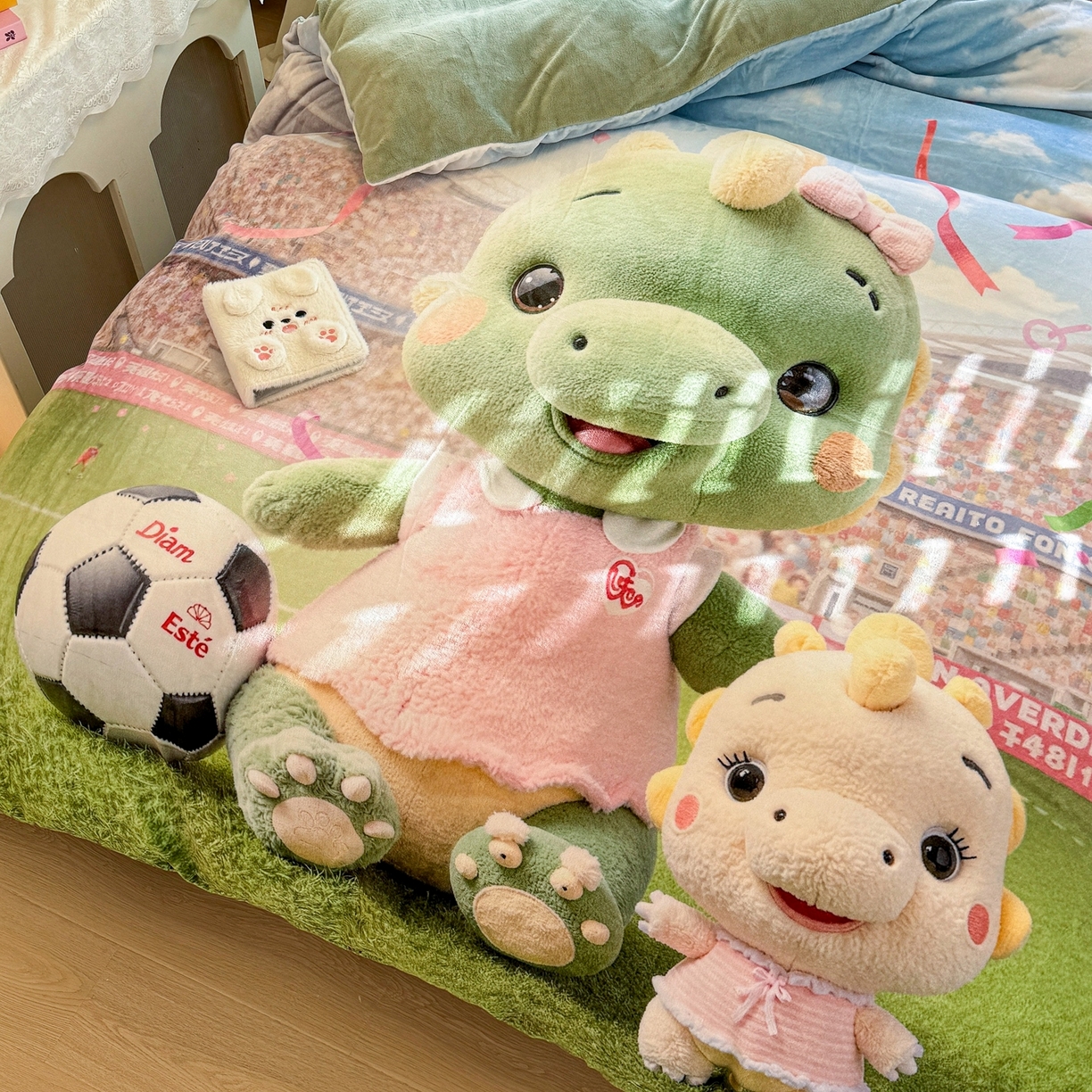 91家纺网 家纺一手货源 找家纺 馨语家居 2025新款直播热款高克重保暖卡通牛奶绒印花四件套 恐龙球队