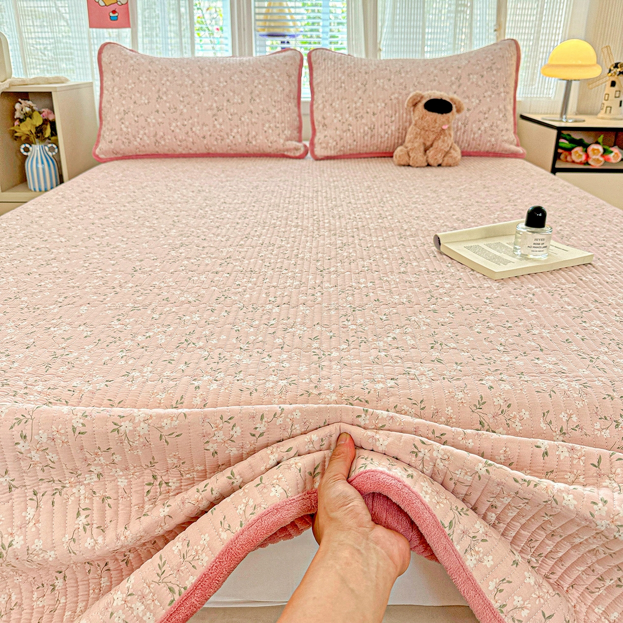 91家纺网 家纺一手货源 找家纺 恒尚居 2025新款全棉牛奶绒床盖四季可用纯棉夹棉床单床褥垫三件套-秋冬款系列三 樱花灿灿【A纯棉-B牛奶绒】