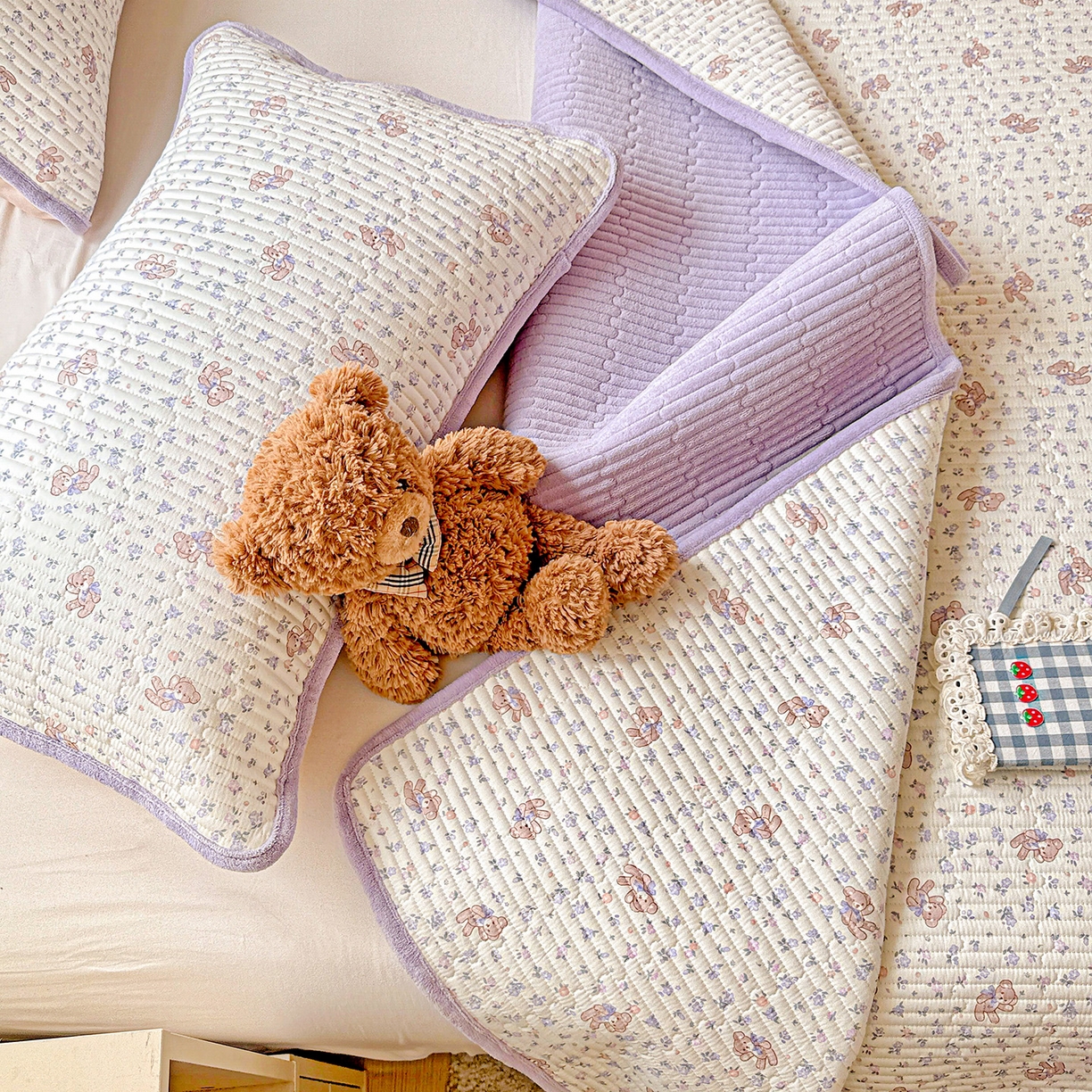 91家纺网 家纺一手货源 找家纺 恒尚居 2025新款全棉牛奶绒床盖四季可用纯棉夹棉床单床褥垫三件套-秋冬款系列三 清茶小熊【A纯棉-B牛奶绒】