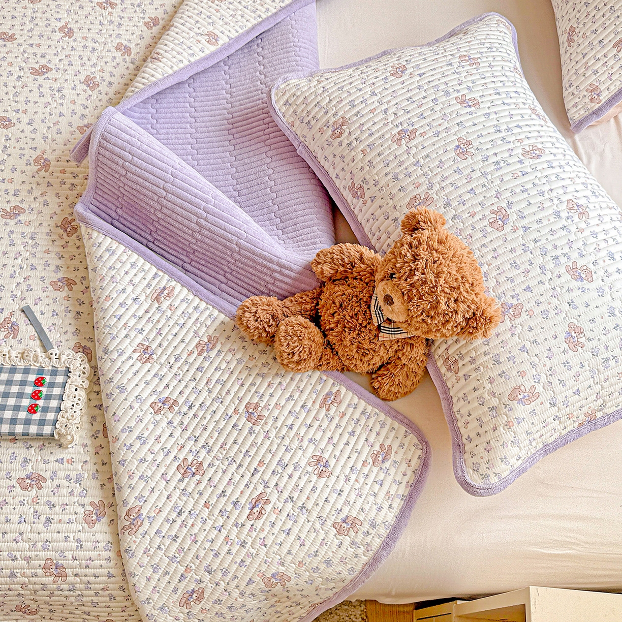 91家纺网 家纺一手货源 找家纺 恒尚居 2025新款全棉牛奶绒床盖四季可用纯棉夹棉床单床褥垫三件套-秋冬款系列三 清茶小熊【A纯棉-B牛奶绒】