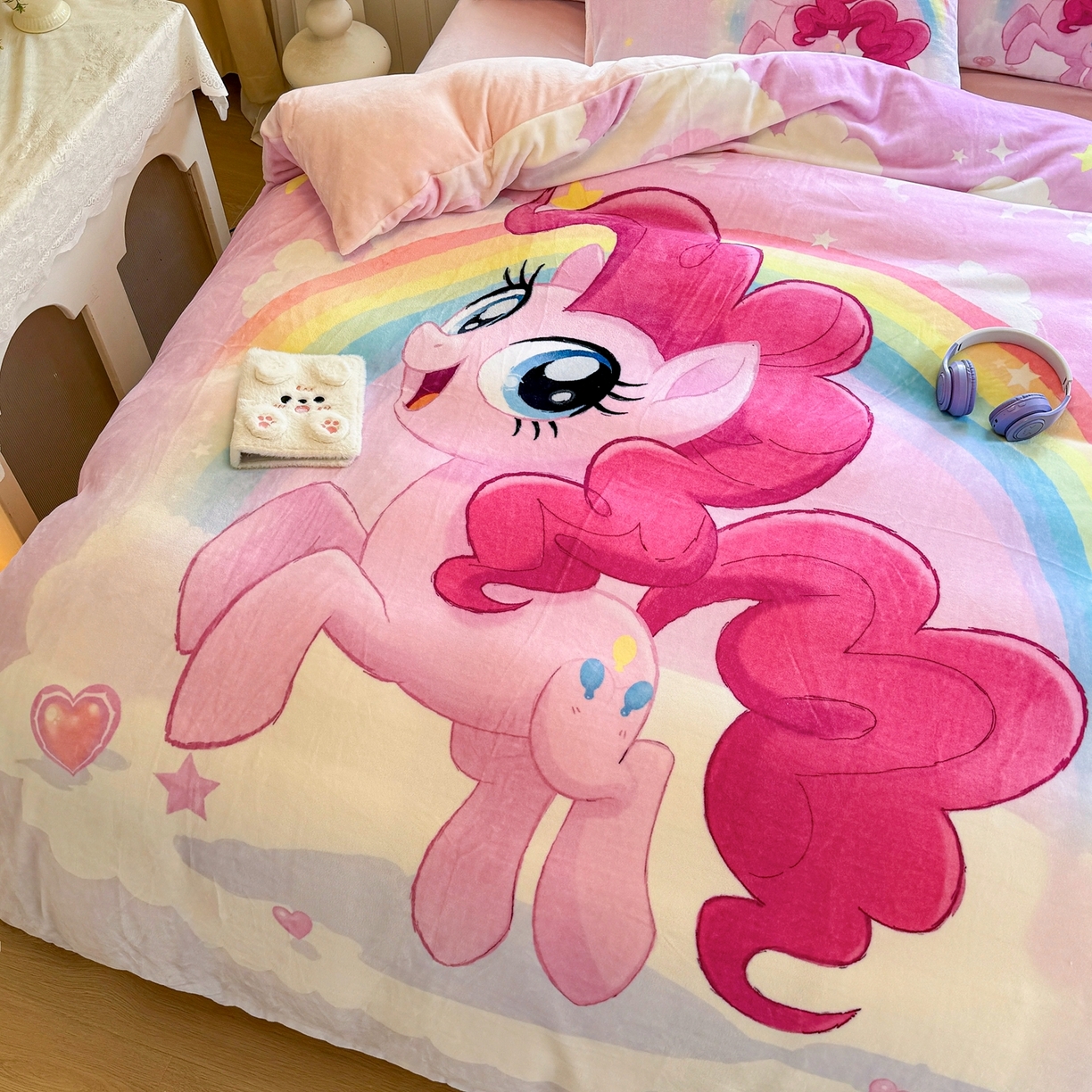 91家纺网 家纺一手货源 找家纺 馨语家居 2025新款直播热款高克重保暖卡通牛奶绒印花四件套 彩虹碧琪