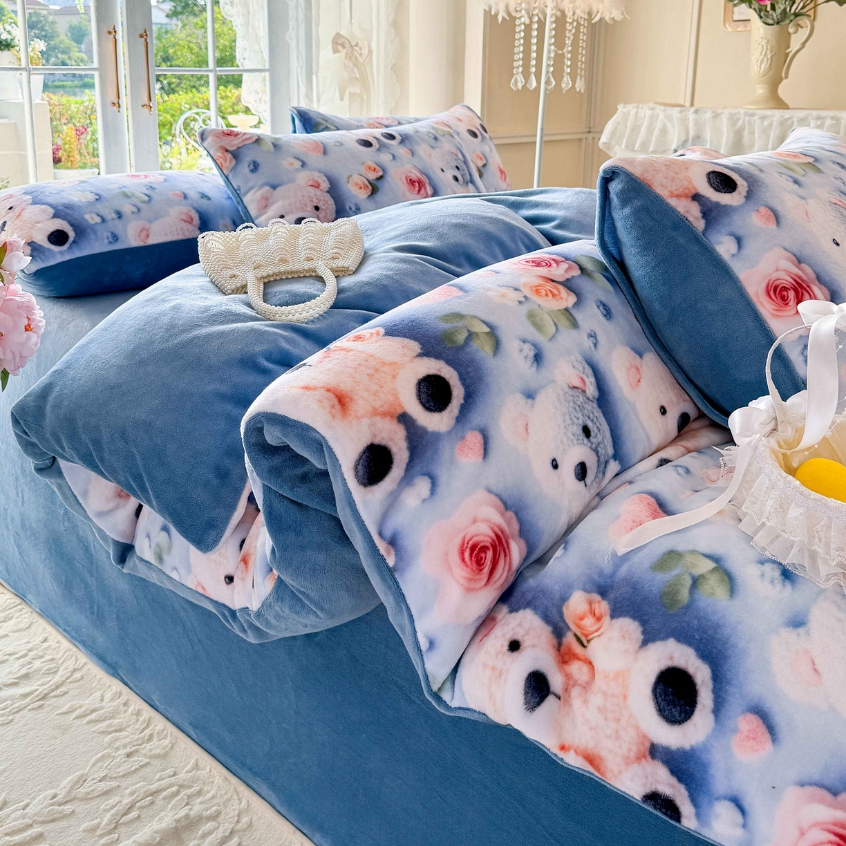 91家纺网 家纺一手货源 找家纺 馨语家居 2025新款直播热款高克重保暖卡通牛奶绒印花四件套 针织小熊