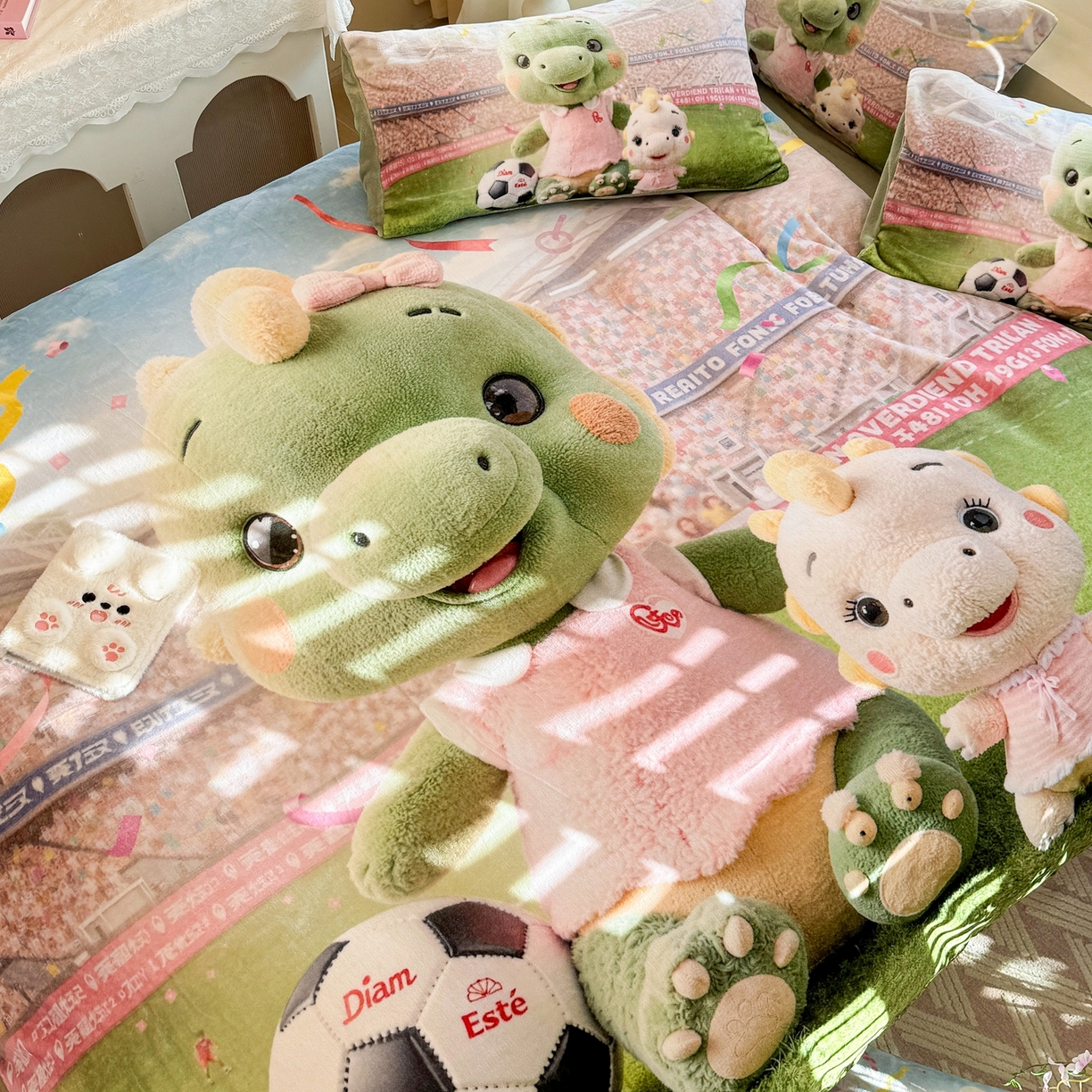 91家纺网 家纺一手货源 找家纺 馨语家居 2025新款直播热款高克重保暖卡通牛奶绒印花四件套 恐龙球队