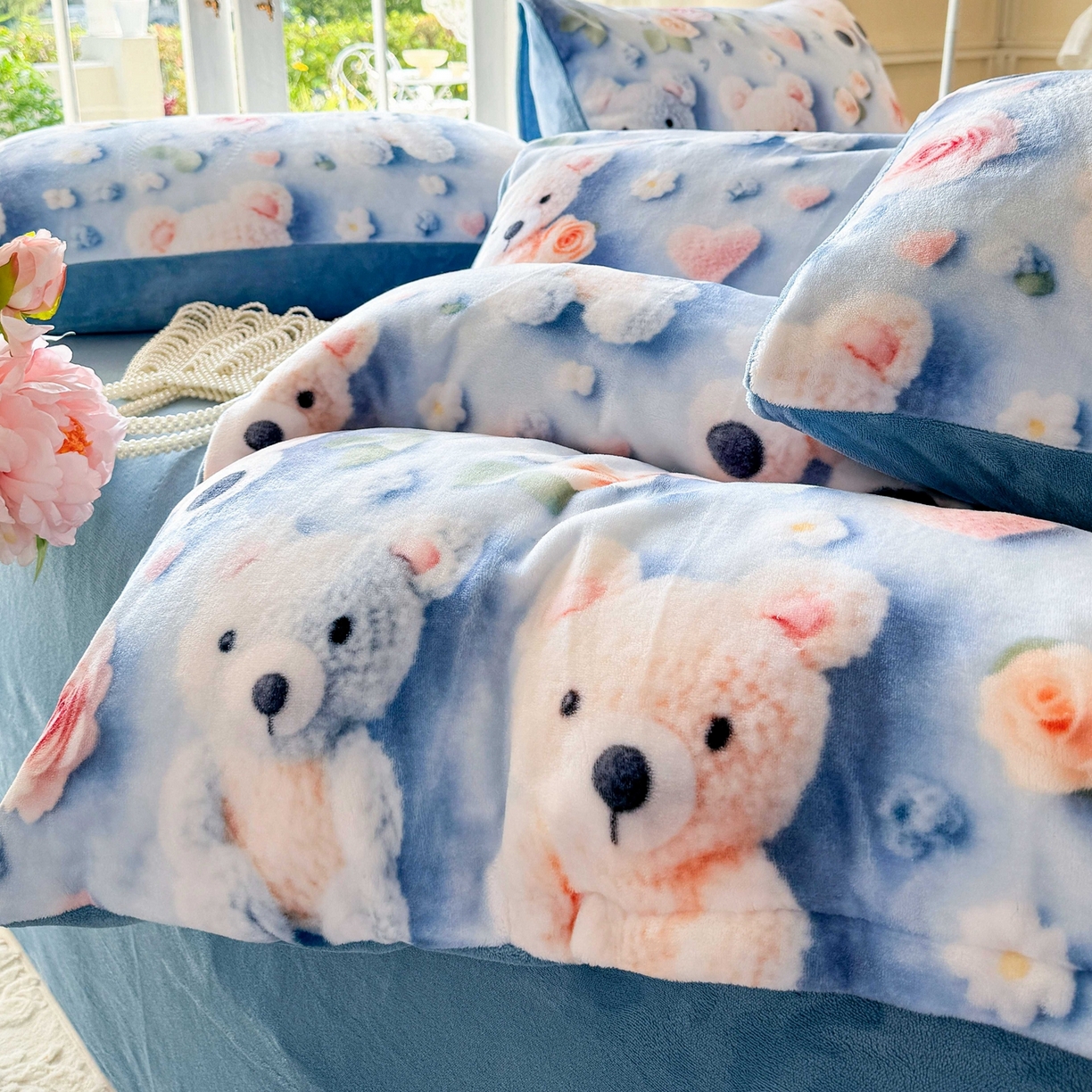 91家纺网 家纺一手货源 找家纺 馨语家居 2025新款直播热款高克重保暖卡通牛奶绒印花四件套 针织小熊