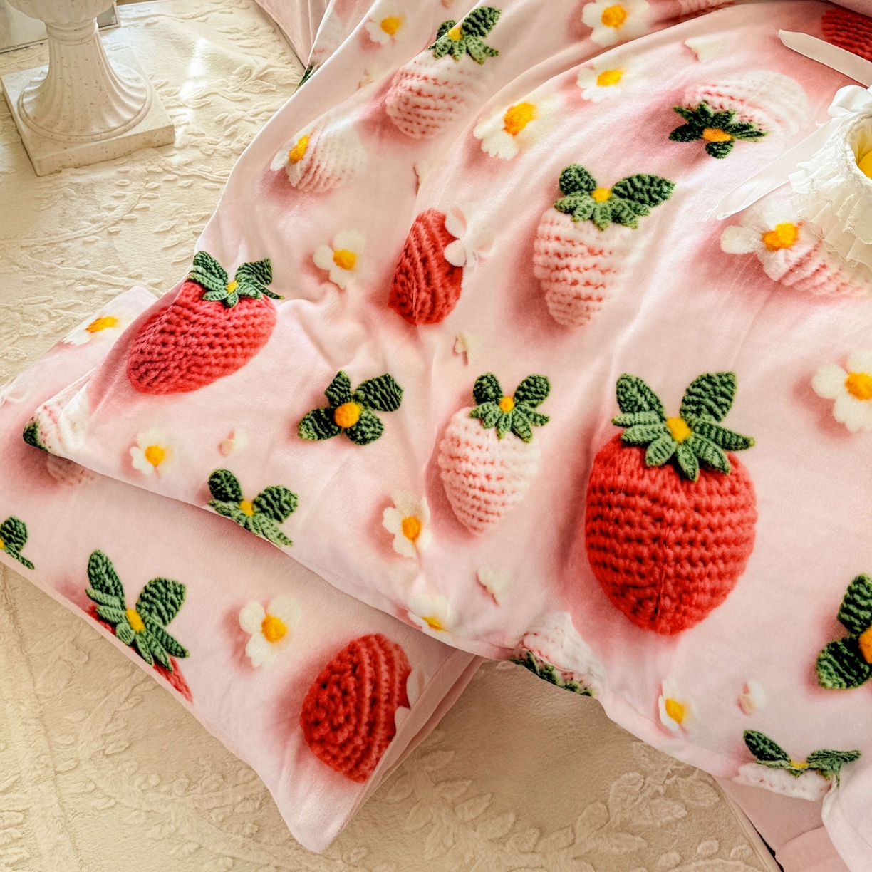 91家纺网 家纺一手货源 找家纺 馨语家居 2025新款直播热款高克重保暖卡通牛奶绒印花四件套 幸运草莓