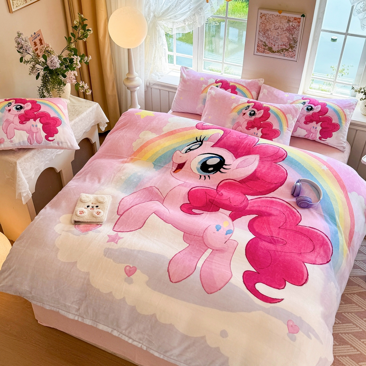 91家纺网 家纺一手货源 找家纺 馨语家居 2025新款直播热款高克重保暖卡通牛奶绒印花四件套 彩虹碧琪